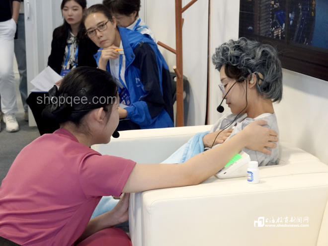 高考后挑行李女生与接受资助者的选择对比